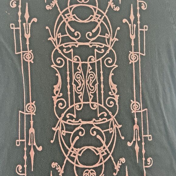 Guess men's v-neck t-shirt with an ornate graphic design XL - Picture 10 of 10